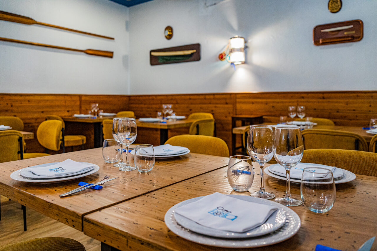 Comedor de Casa Lola con las mesas vestidas