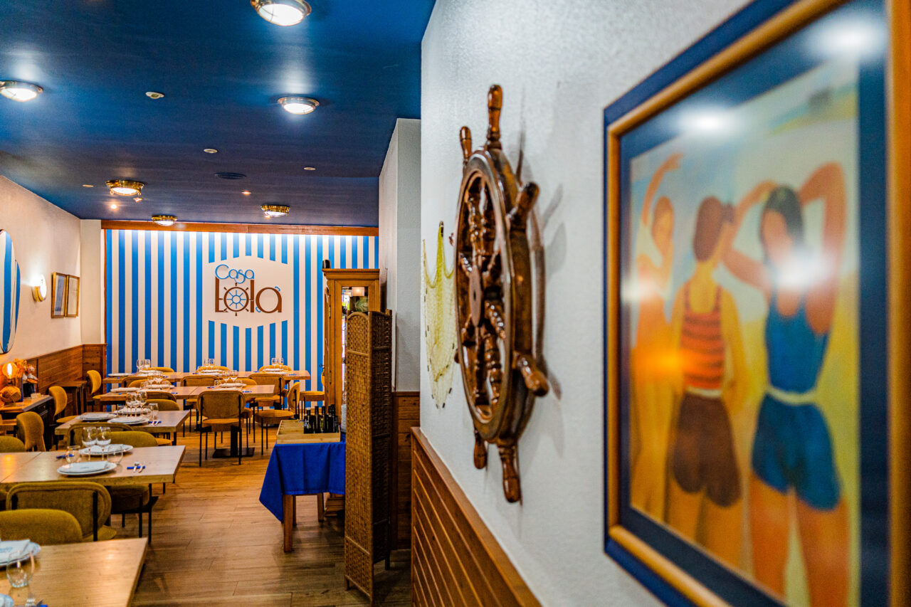 Comedor de Casa Lola con el timón y los cuadros