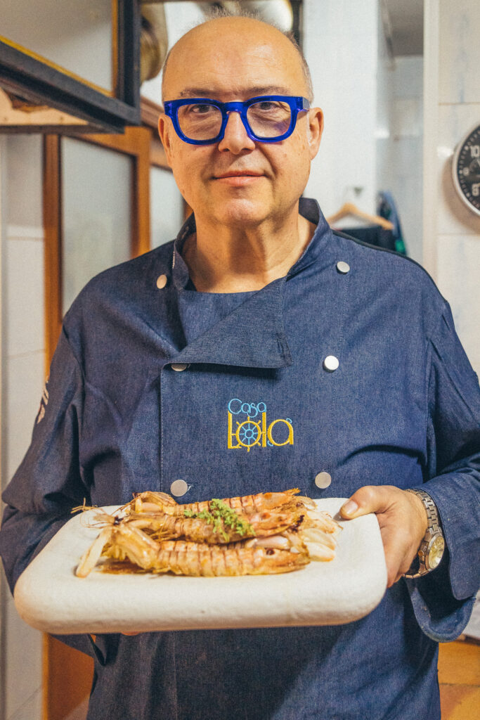Cesáreo en la cocina de Casa Lola